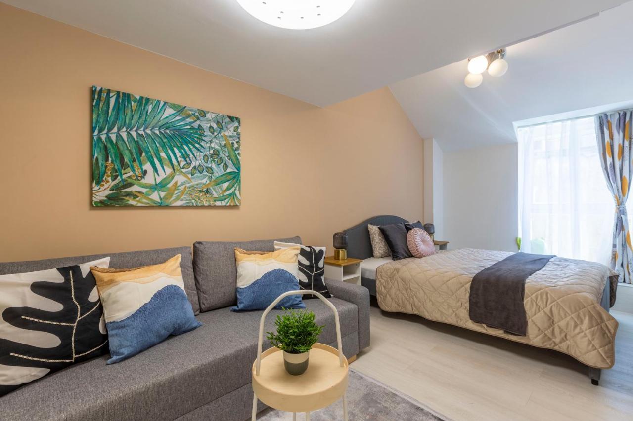 Unique 3 Floor With 4bdrm, 3bthrm Apartment *